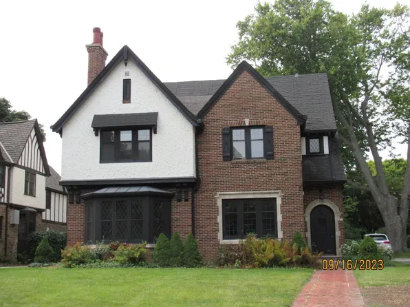 3477 North Lake DRIVE, Milwaukee, WI 53211