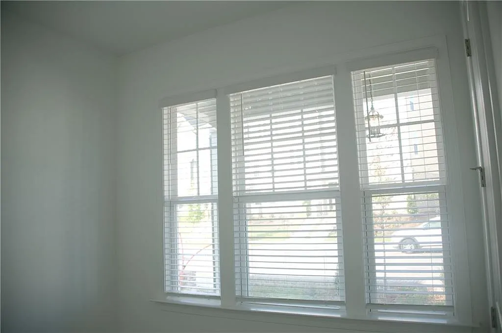 5 bed, 4.0 bath, 2900 sqft, $3,895 — Photo 2