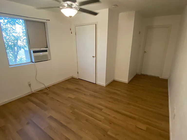 1116 W 17th Pl — Photo 5