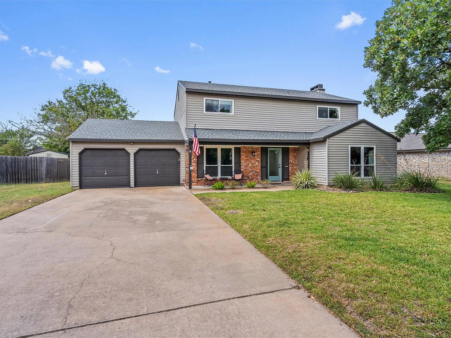 4 bed, 2.5 bath, 2111 sqft, $2,850 — Photo 3