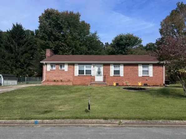 308 Peach Blossom Ct, Johnson City, TN 37604