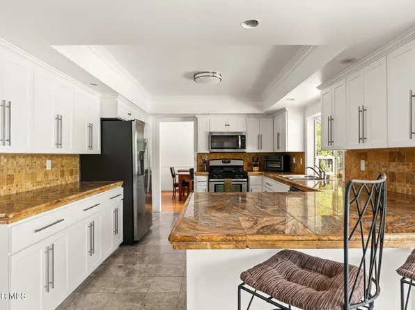 105 Smoke Tree Ave, Oak Park, CA 91377