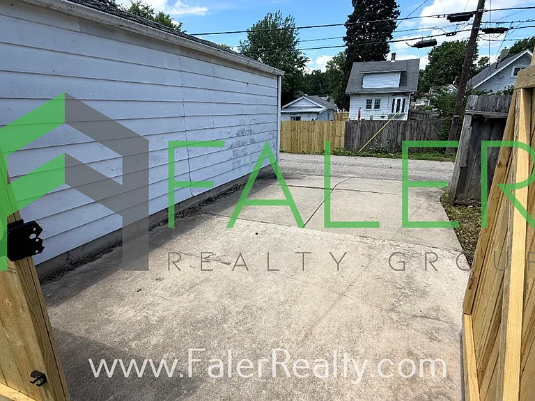 1047 W Dorothy Ln — Photo 16