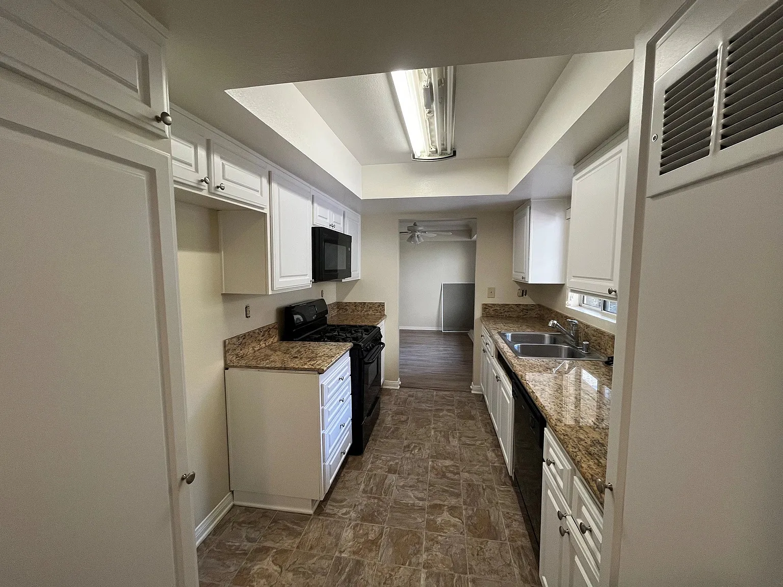 360 Hollywood Way — Photo 4