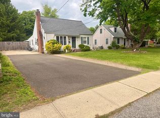 90 Grandview Ave, Hamilton, NJ 08620