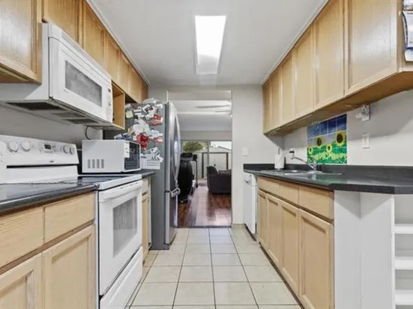 7453 140th St #223, Surrey, BC V3W 6G5