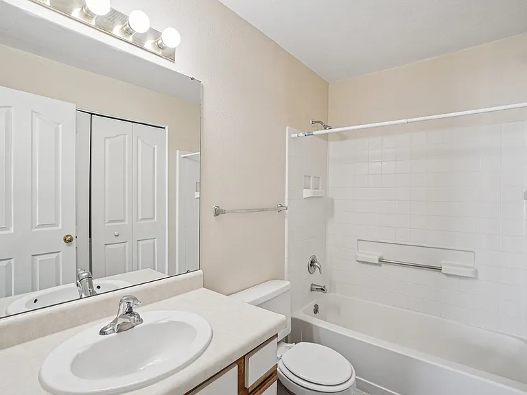 Sterling Pointe Apartments — Photo 15