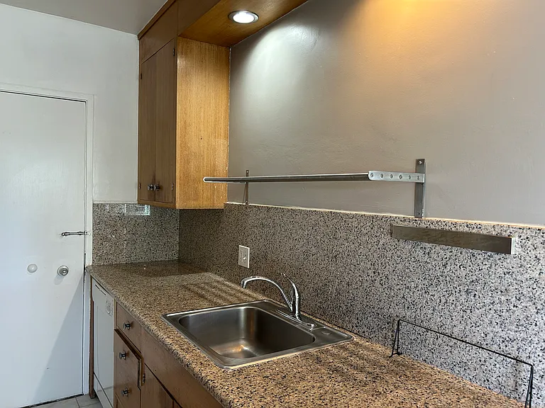 581 Merritt Ave — Photo 9