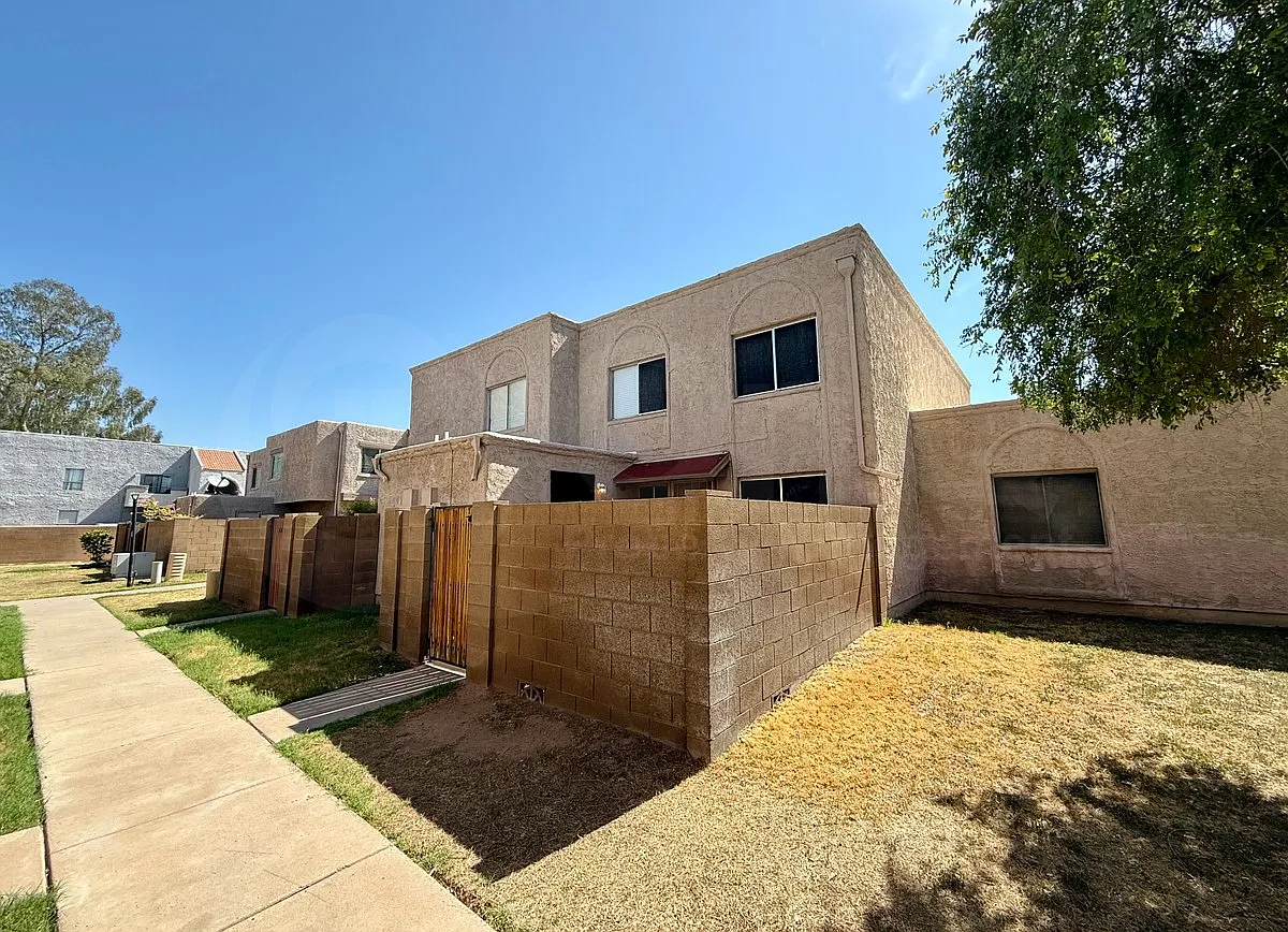 2 bed, 1.0 bath, 902 sqft, $1,400 — Photo 3