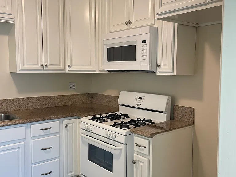 1521 1/2 N Hollywood Way #1521-1/2 — Photo 6
