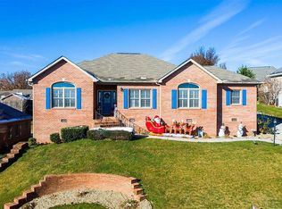 909 Saint Johns Dr, Maryville, TN 37801