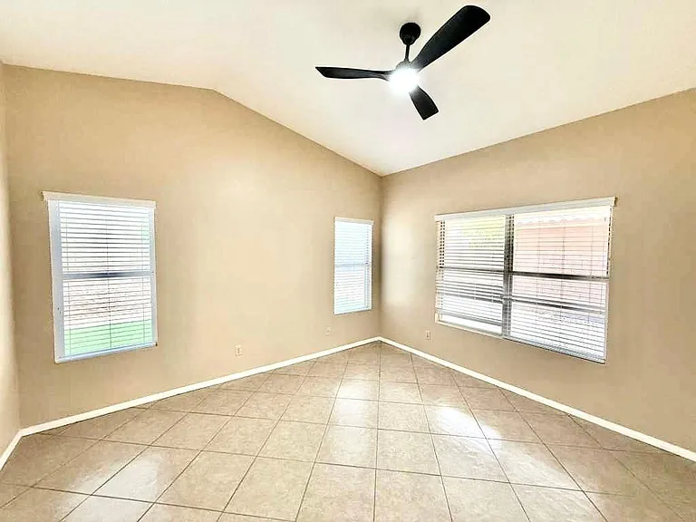 7568 W Kerry Ln — Photo 5
