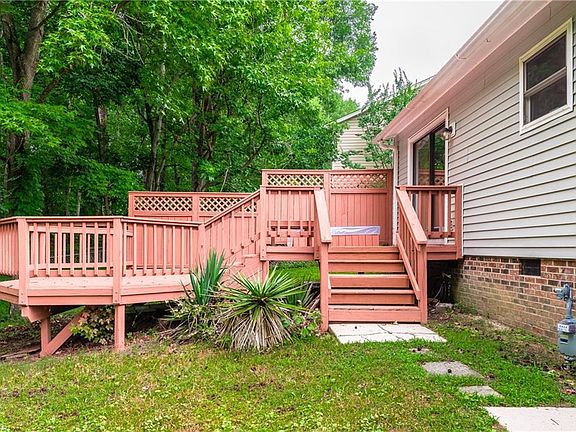 4th image of 816 Edinburgh Dr
