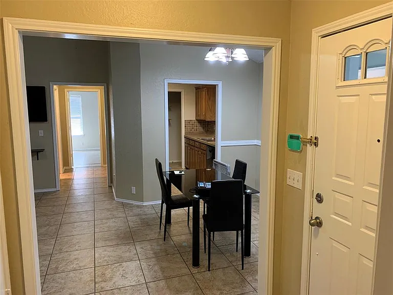 511 Essex Pl — Photo 3