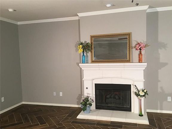 4th image of 325 Royal Oak Dr