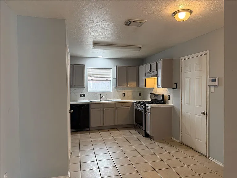 7427 Briargate Dr — Photo 5