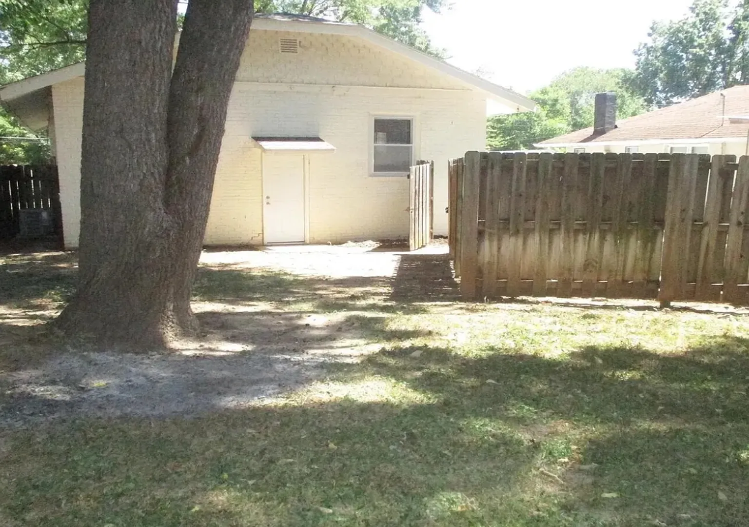 Charming 2-Bed, 1-Bath Fully Furnished Home Ready for Move-In! — Photo 4
