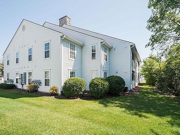3rd image of 2768 S Knightsbridge Cir #80