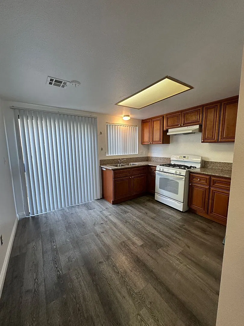 1552 Prospect Ave. — Photo 2