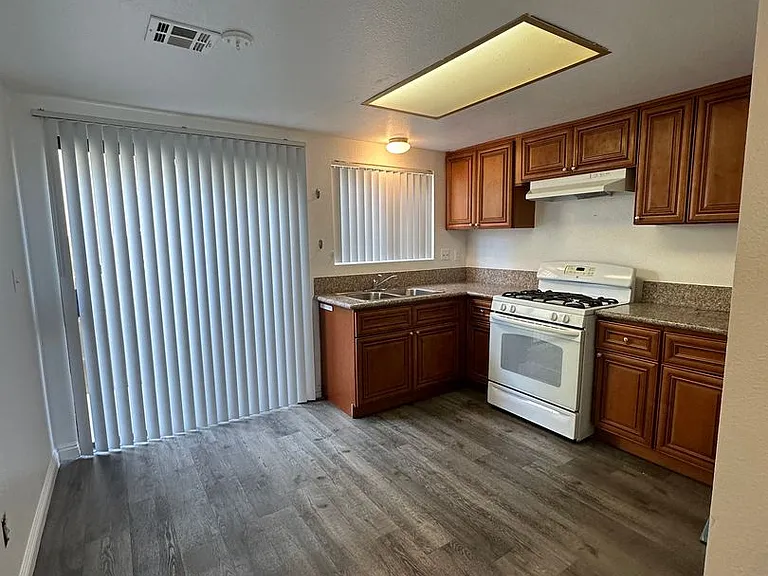 1552 Prospect Ave — Photo 2
