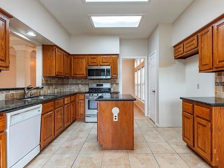 1207 Boulderwoods Dr — Photo 3