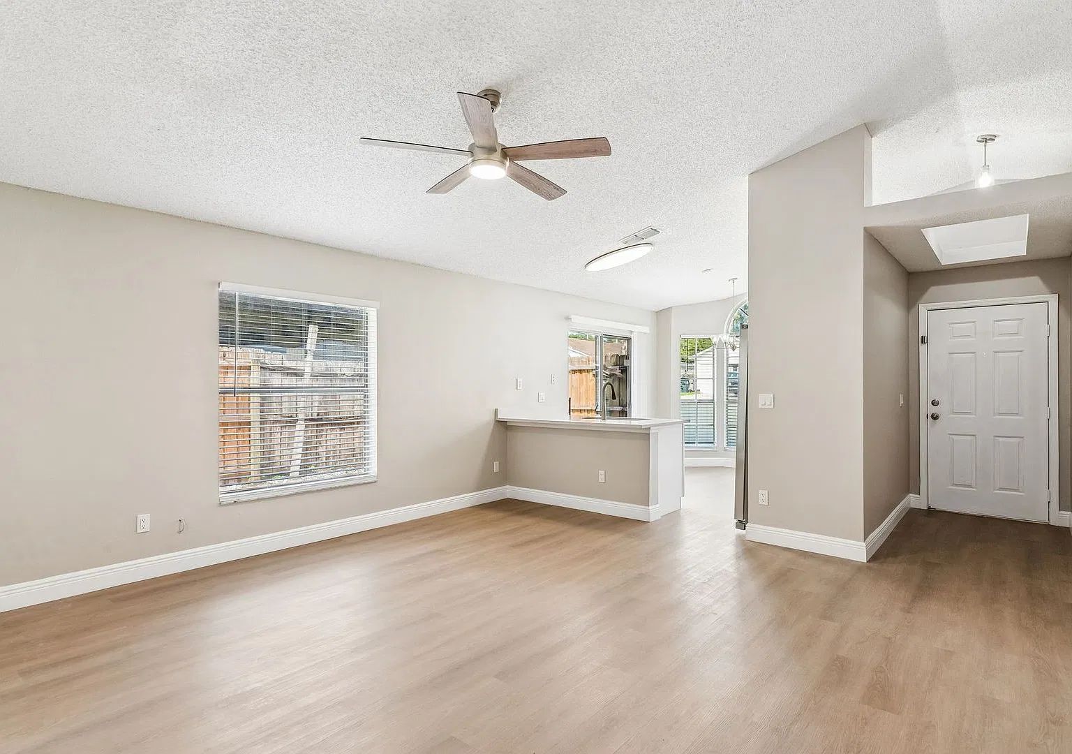 Apopka 3/2 Home w/ Garage and Large Fenced Yard ~ All Tile Floors ~ Must See! — Photo 4