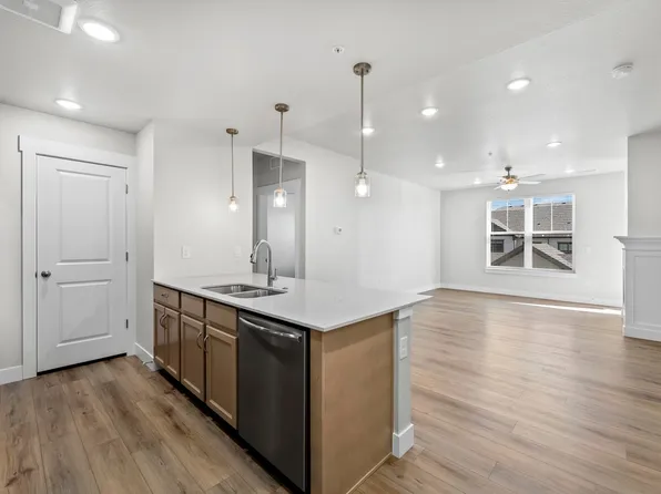 265 High Point Dr #E-205, Longmont, CO 80504