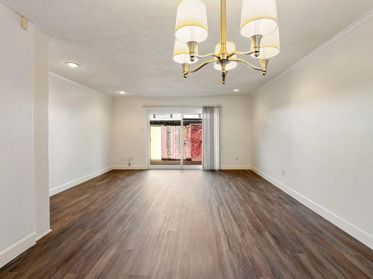 2 bed, 2.5 bath, 1385 sqft, $2,000 — Photo 4