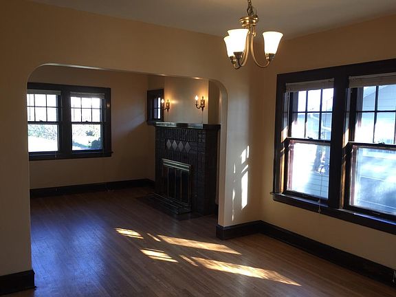 Super cute, light and bright dining area