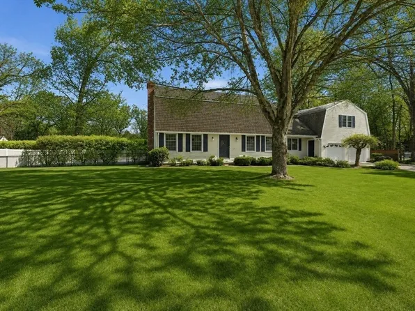 86 Oak Ln, Feeding Hills, MA 01030