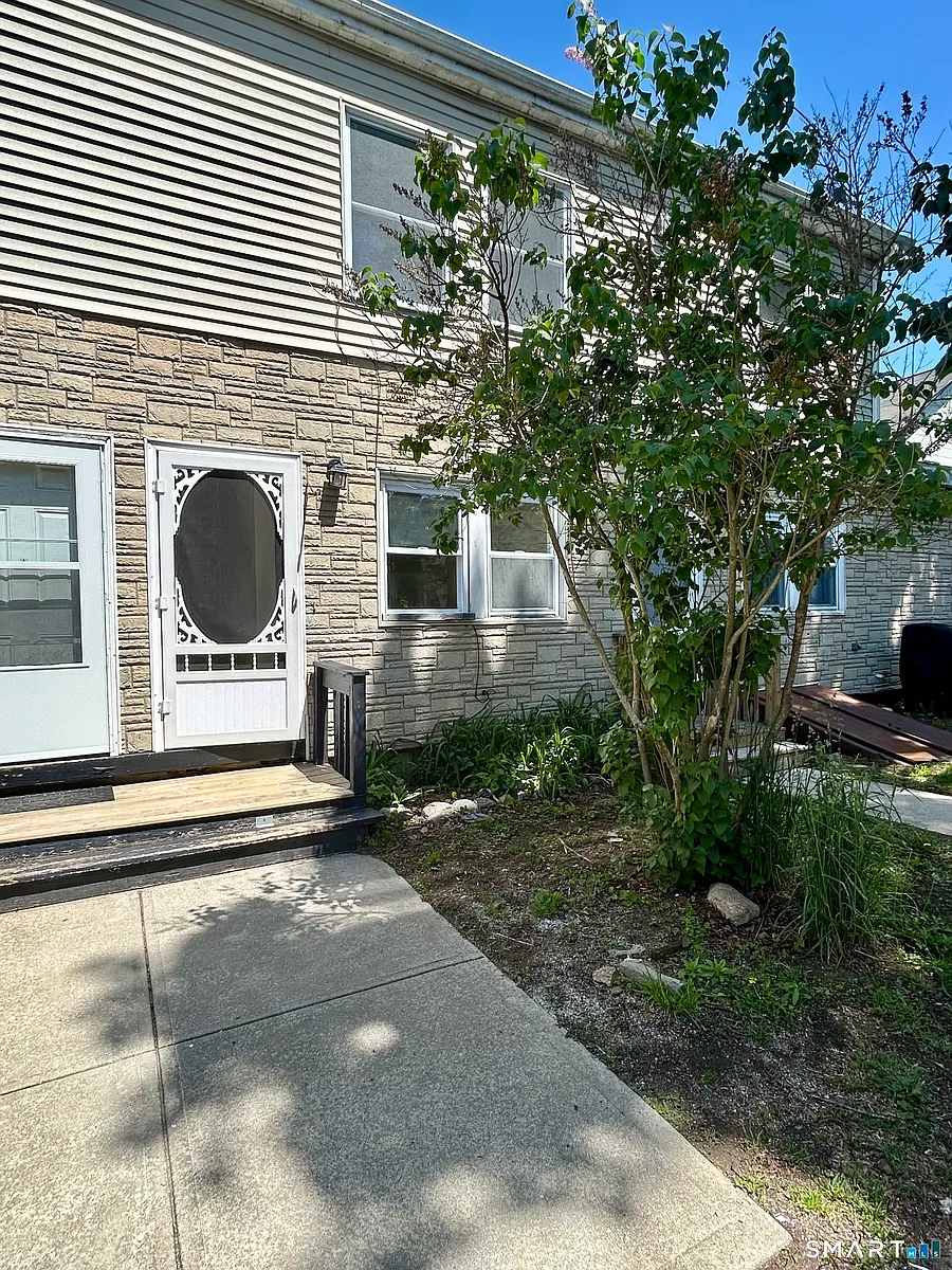 Building Photo - 22 Spring St #B
