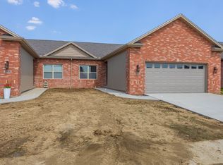 1916 Dunraven Rd, Bloomington, IL 61704