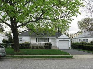 65 Soundview Rd, Great Neck, NY 11020