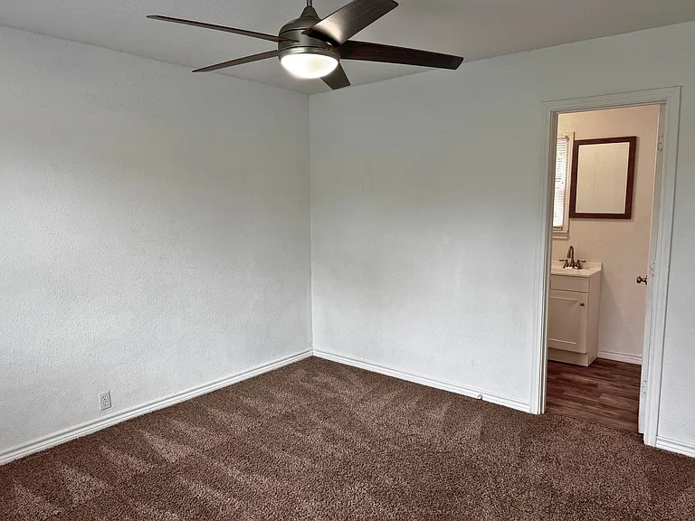902 Flood St — Photo 7