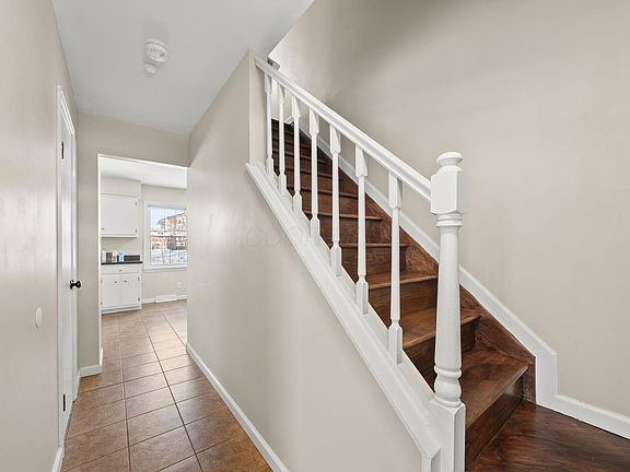 4th image of 130 Fairdale Ave