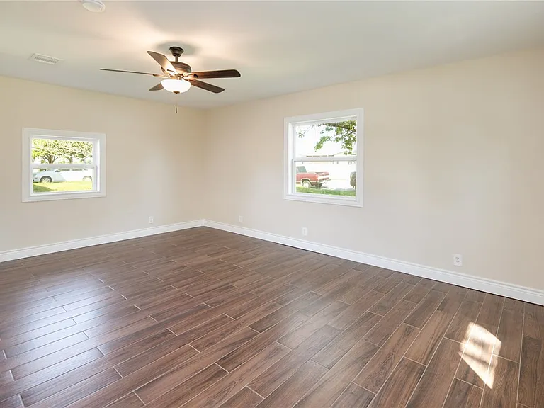 1302 Hackberry St — Photo 12