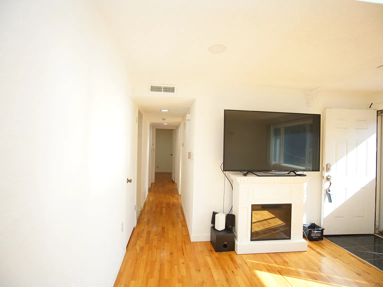 3 bed, 920 sqft, $3,300 — Photo 1