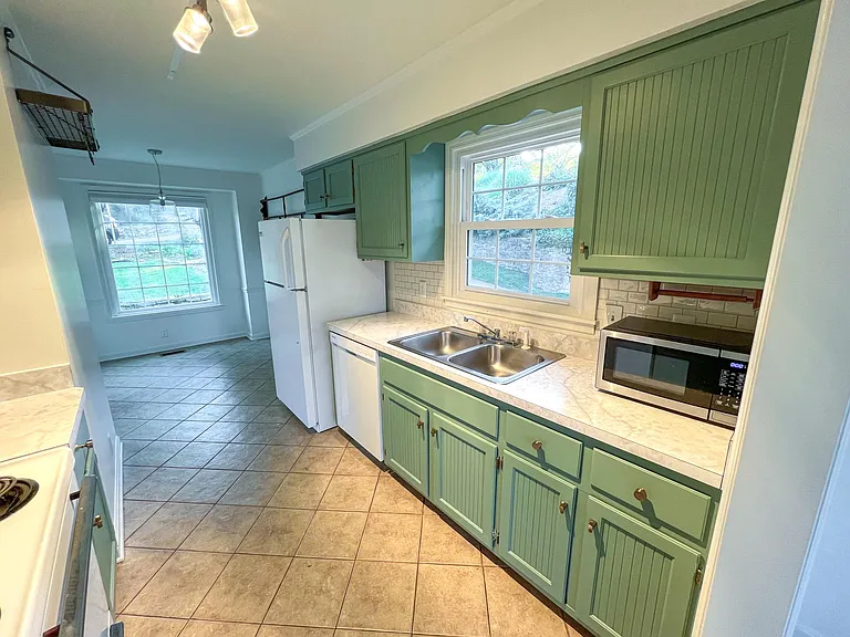 1716B Linden Ave — Photo 7