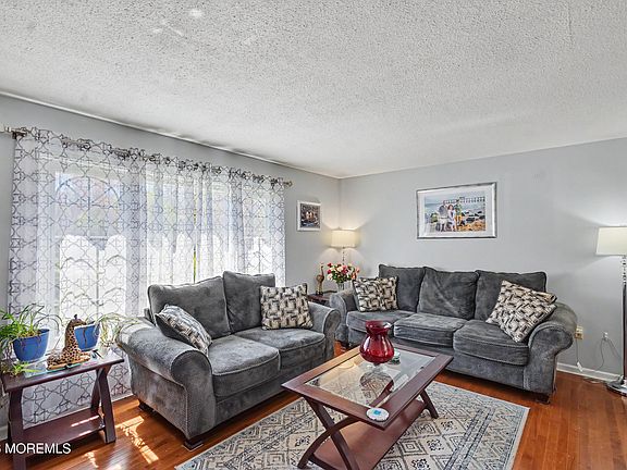 5th image of 3 Hemlock Hill Road