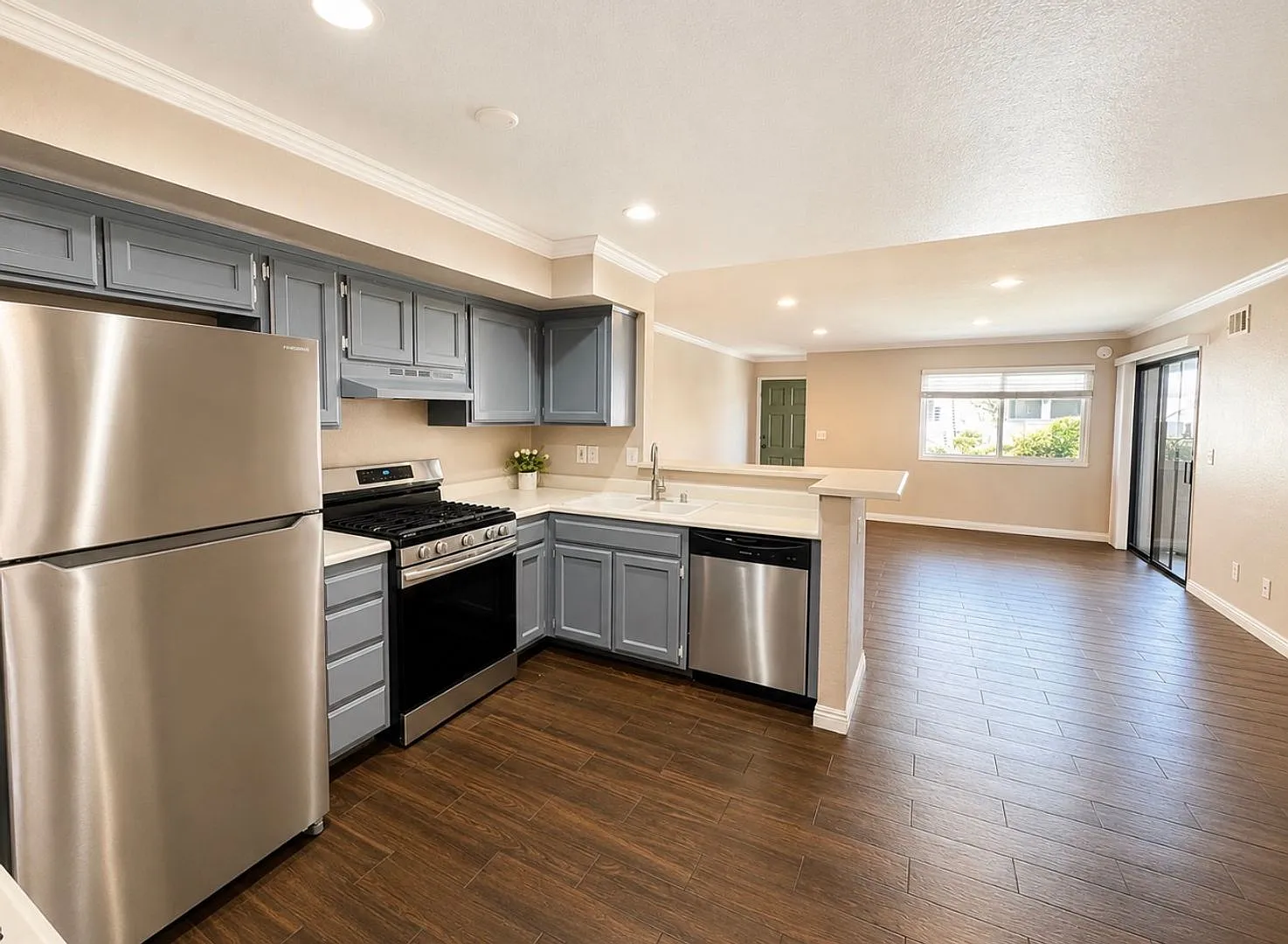 3 Bedroom 2 bath condo in Great location in Moorpark — Photo 3