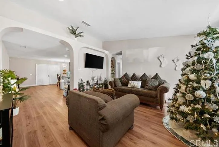 3 bed, 1423 sqft, $3,333 — Photo 2