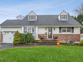 28 Birchbrook Dr, Smithtown, NY 11787