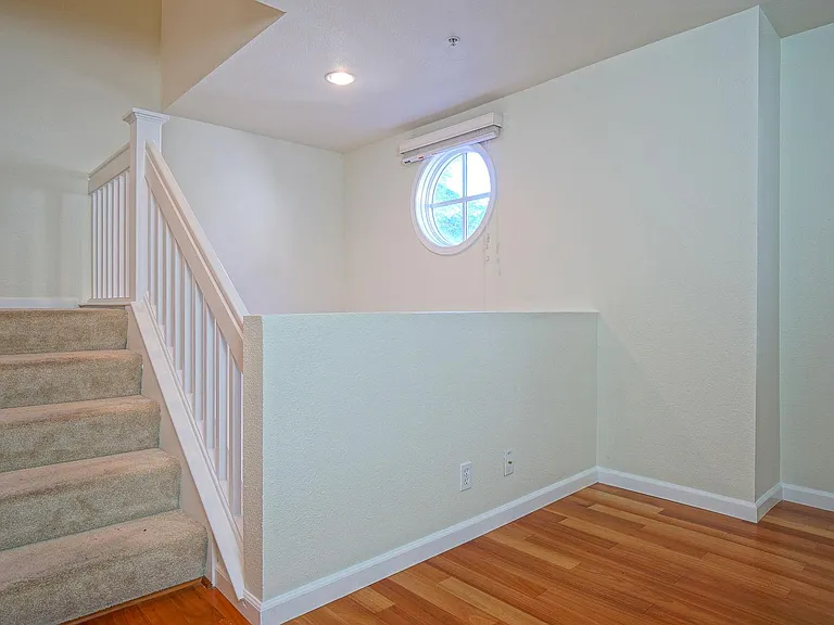 558 Driscoll Pl — Photo 18