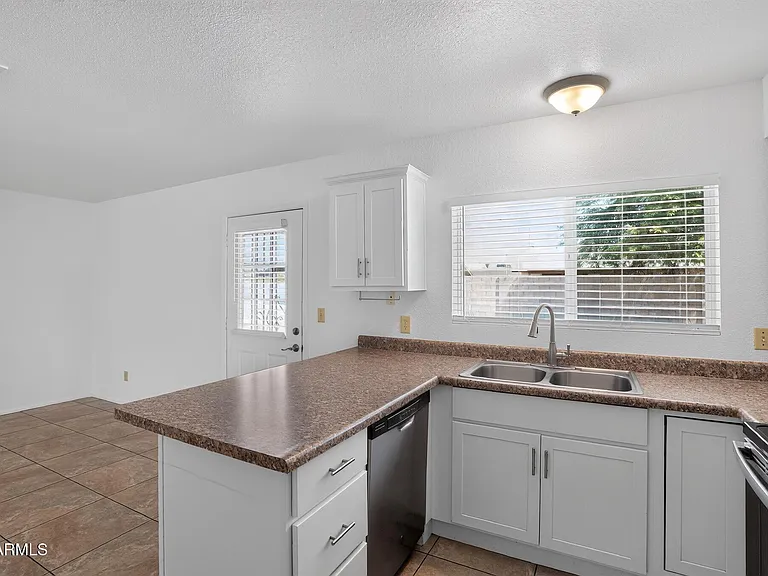 6320 W Carol Ave — Photo 4