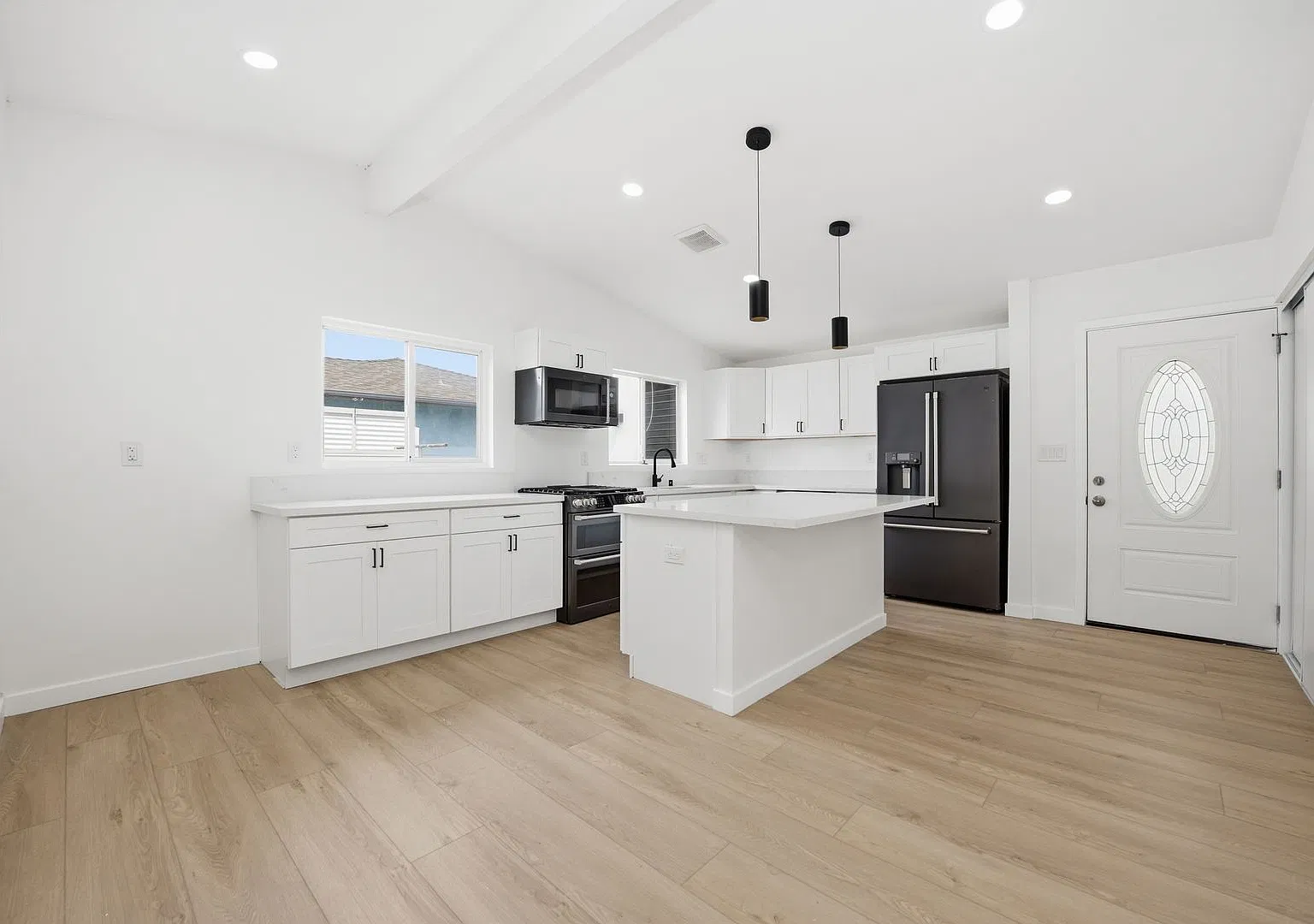 Private Pool!! Newly Renovated 5 Bed 3 Bath House On Gary! — Photo 2