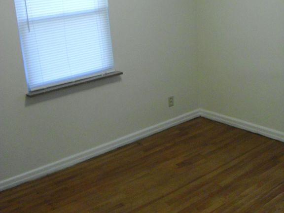 4th image of 8447 Wicklow Ave