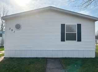 391 Hidden Lake Dr, Leonard, MI 48367