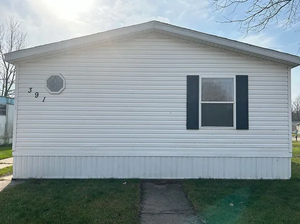 391 Hidden Lake Dr, Leonard, MI 48367