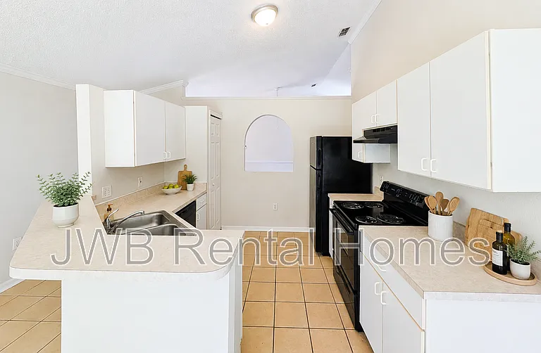 8227 Oak Crossing Dr W — Photo 3
