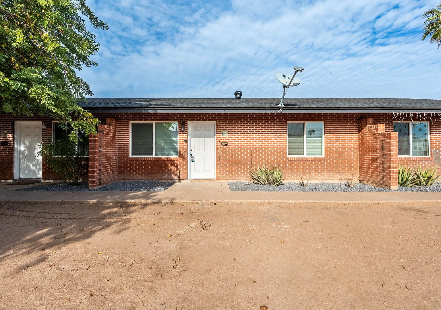 Remodeled 2BD/1BA Unit in a 4-Plex near 15th Ave & Indian School in Phoenix — Photo 1